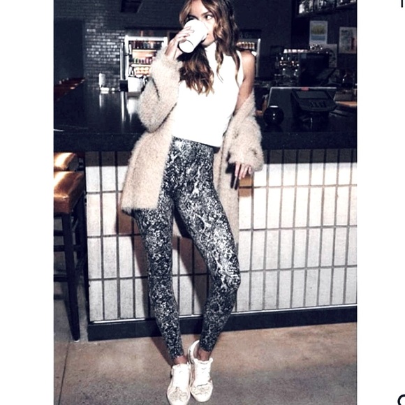 NWOT SPANX Faux Leather Grey Snakeskin Shine Leggings Size Small - Picture 8 of 9